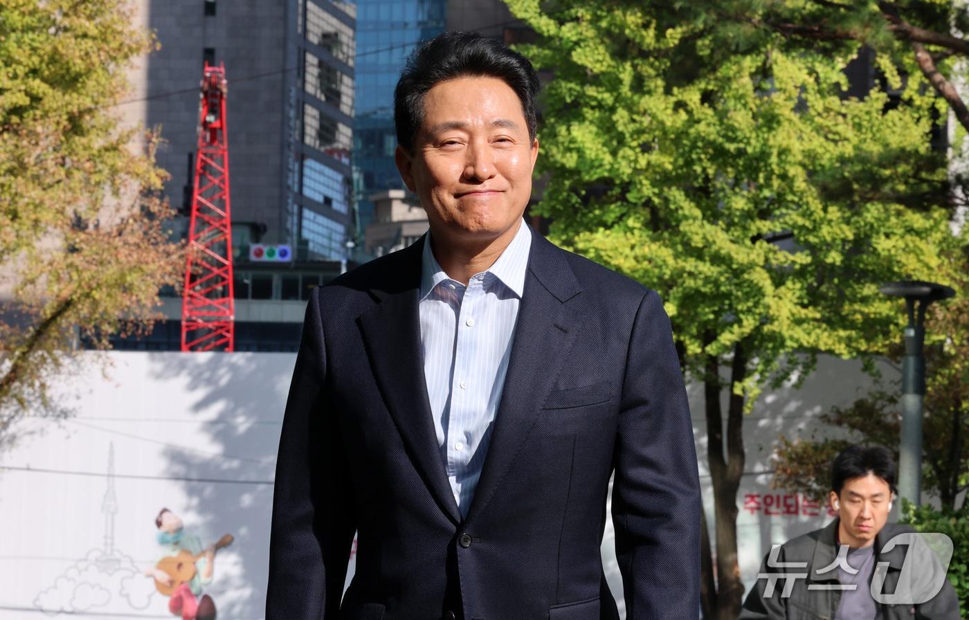본문 이미지 - '여론조사비 대납' 의혹으로 기소돼 2심에서 무죄를 선고 받은 오세훈 서울시장이 23일 오후 중구 서울시청으로 향하고 있다. 2026.10.23 ⓒ 뉴스1 박세연 기자