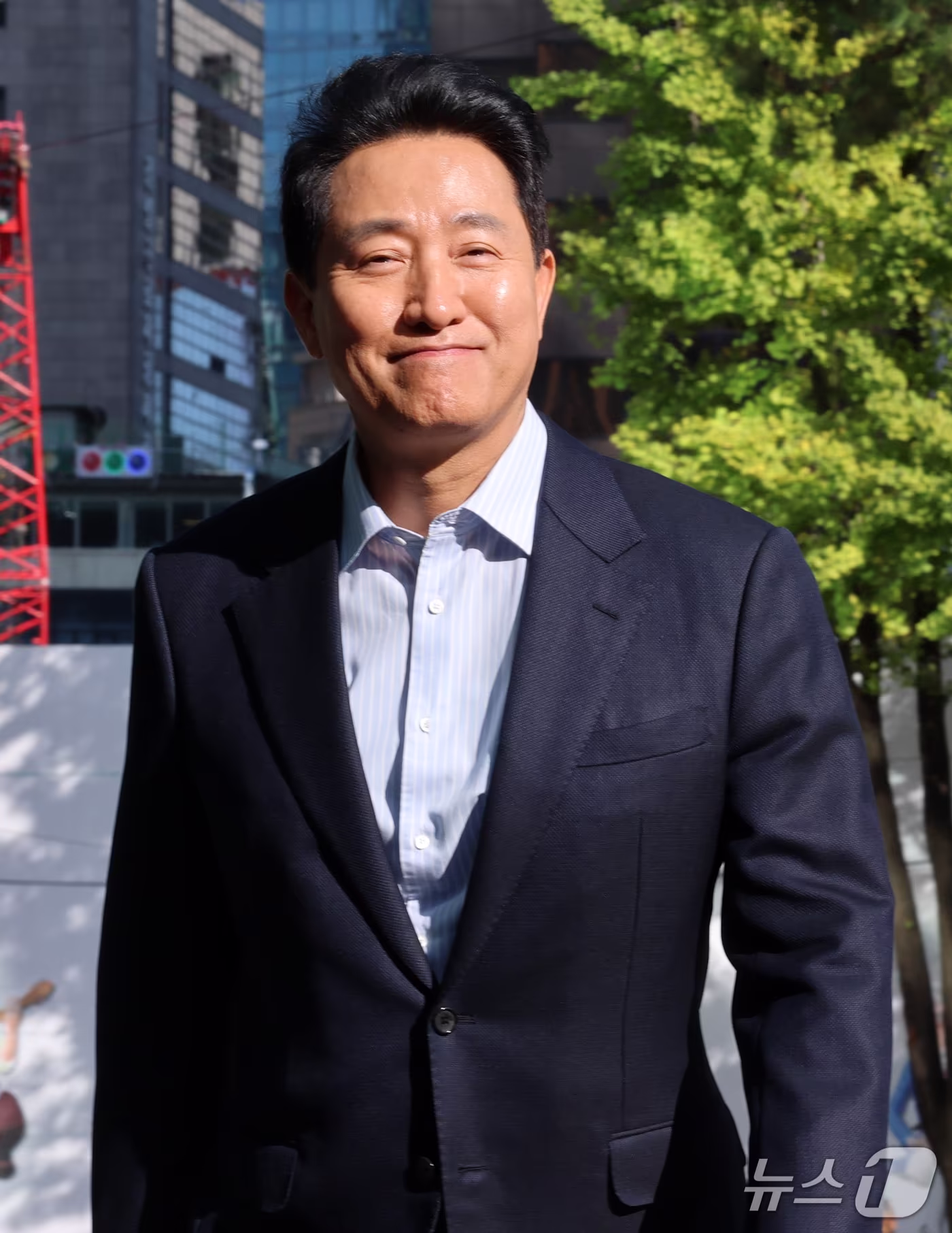 본문 이미지 - '여론조사비 대납' 의혹으로 기소돼 2심에서 무죄를 선고 받은 오세훈 서울시장이 23일 오후 중구 서울시청으로 향하고 있다. 2026.10.23 ⓒ 뉴스1 박세연 기자