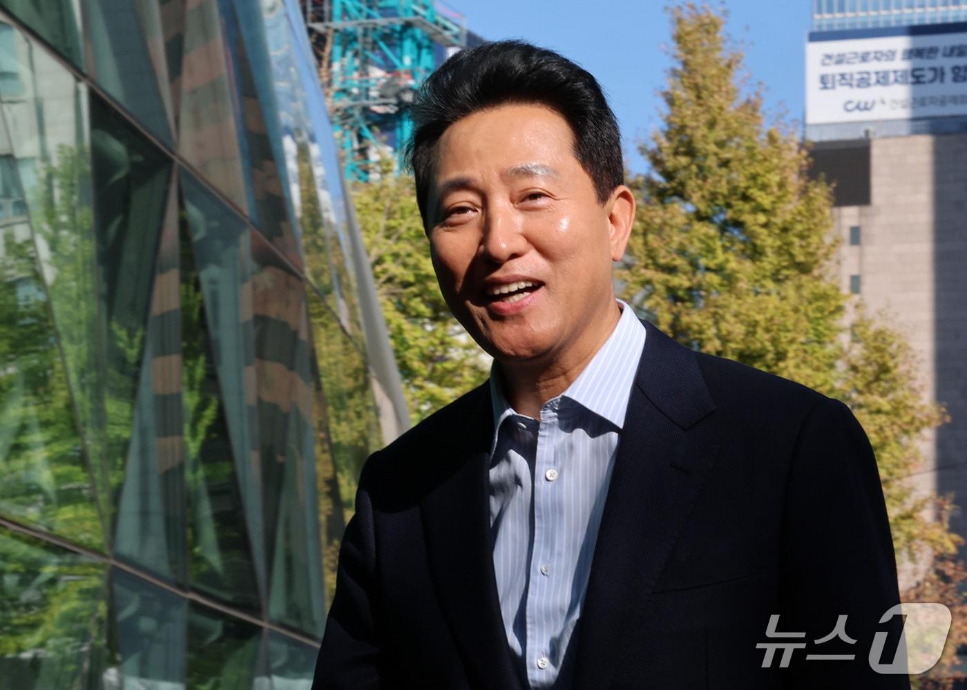 본문 이미지 - '여론조사비 대납' 의혹으로 기소돼 2심에서 무죄를 선고 받은 오세훈 서울시장이 23일 오후 중구 서울시청으로 향하고 있다. 2026.10.23 ⓒ 뉴스1 박세연 기자