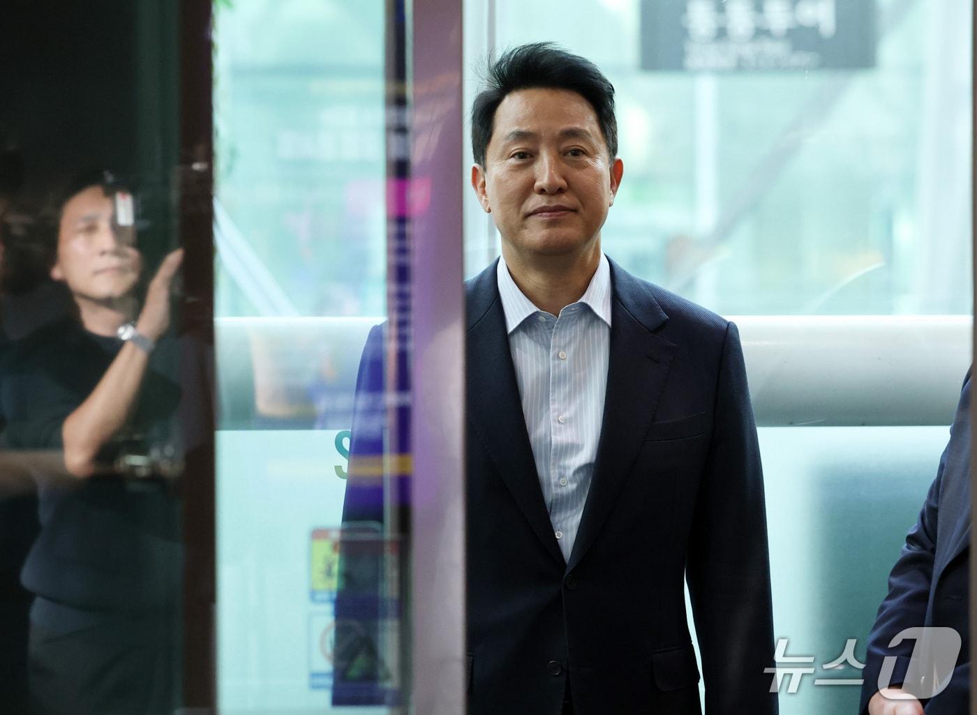본문 이미지 - '여론조사비 대납' 의혹으로 기소돼 2심에서 무죄를 선고 받은 오세훈 서울시장이 23일 오후 서울고법에서 시청으로 돌아와 시장실로 가기 위해 승강기를 타고 있다. 2026.10.23 ⓒ 뉴스1 박세연 기자