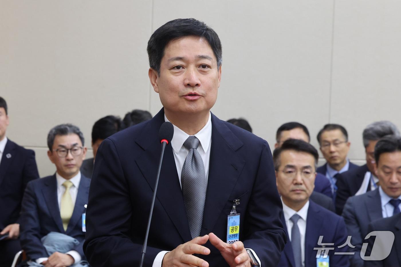 본문 이미지 - 홍범식 LG유플러스 CEO가 23일 서울 여의도 국회 과학기술정보방송통신위원회에서 열린 과학기술정보통신부 등에 대한 국정감사 종합감사에서 증인으로 출석, 의원 질의에 답하고 있다. 2026.10.23 ⓒ 뉴스1 황기선 기자