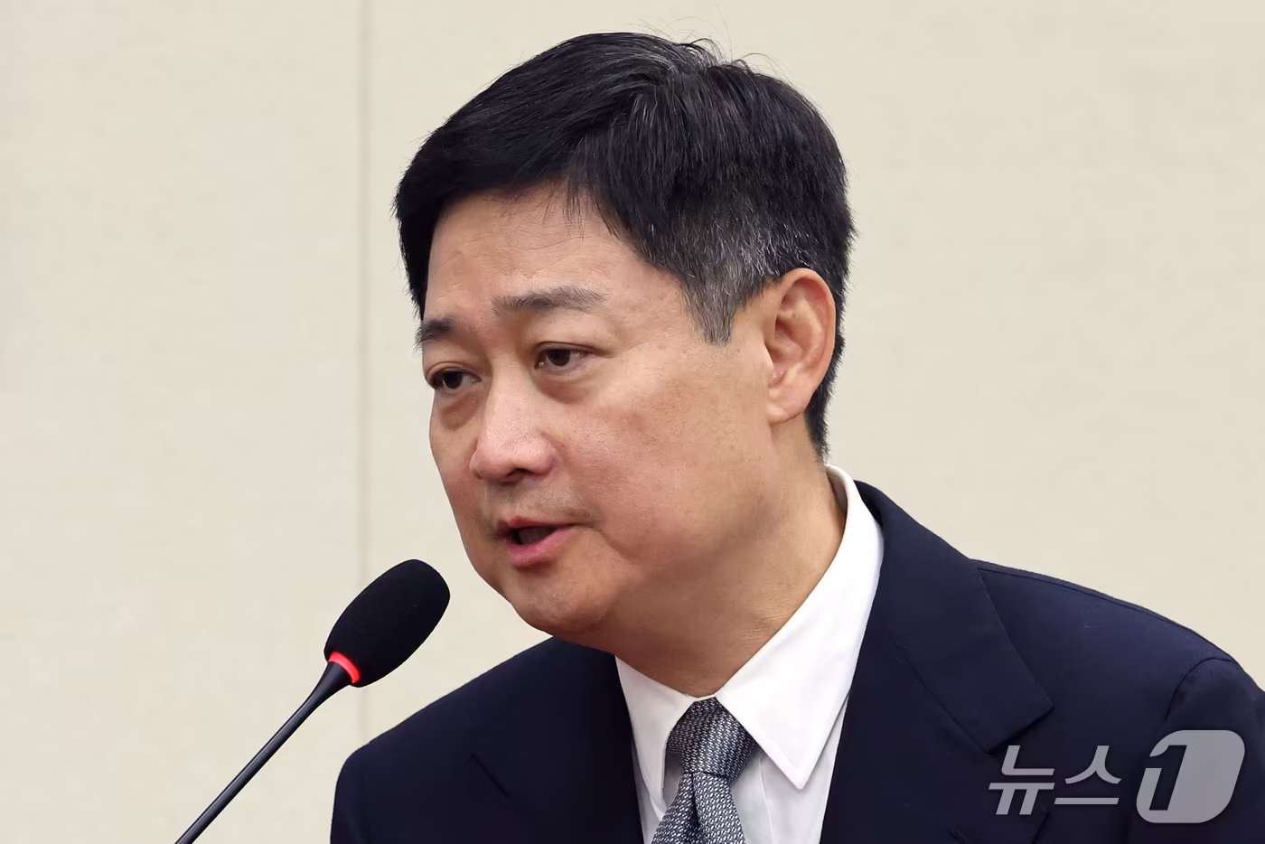 본문 이미지 - 홍범식 LG유플러스 CEO가 23일 서울 여의도 국회 과학기술정보방송통신위원회에서 열린 과학기술정보통신부 등에 대한 국정감사 종합감사에서 증인으로 출석, 의원 질의에 답하고 있다. 2026.10.23 ⓒ 뉴스1 황기선 기자