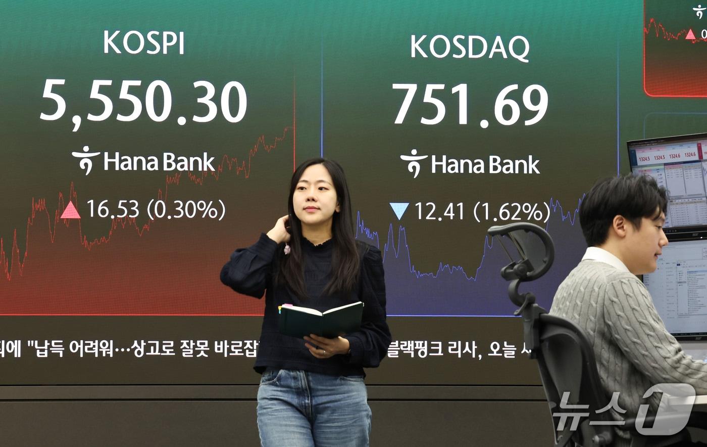 본문 이미지 - 23일 오후 서울 중구 하나은행 딜링룸 전광판에 코스피 지수 등 시황이 표시되고 있다.2026.10.23 ⓒ 뉴스1 이종수 기자