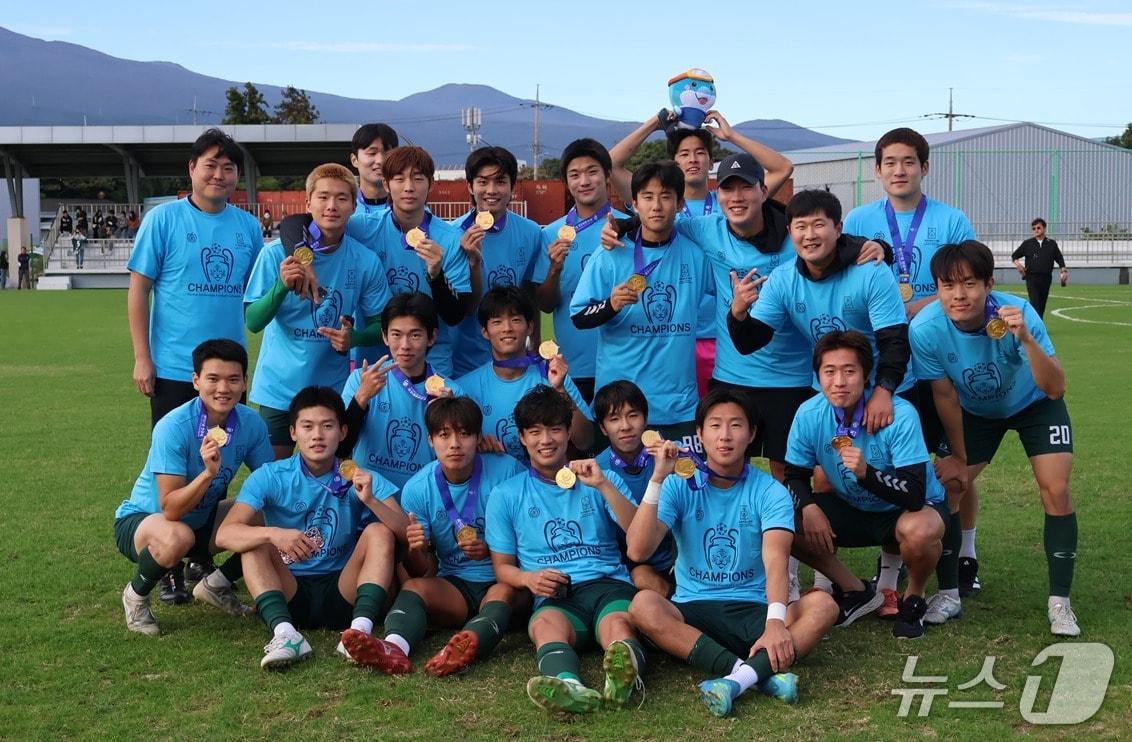 본문 이미지 - 부산 동명대학교 축구부가 22일 제주 서귀포시민축구장에서 열린 제107회 전국체육대회 축구 남자대학부 결승전에서 우승을 차지한 후 기념촬영을 하고 있다. (동명대 제공. 재판매 및 DB 금지)