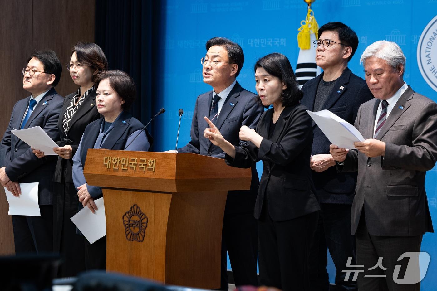 본문 이미지 - 신장식 조국혁신당 대표를 비롯한 의원들이 23일 서울 여의도 국회 소통관에서 오세훈 서울시장 무죄판결 사법부 규탄 긴급 기자회견을 하고 있다. 왼쪽부터 조국혁신당 차규근, 백선희, 정춘생 의원, 신 대표, 김준형 원내대표, 서왕진 의원. 2026.10.23 ⓒ 뉴스1 유승관 기자