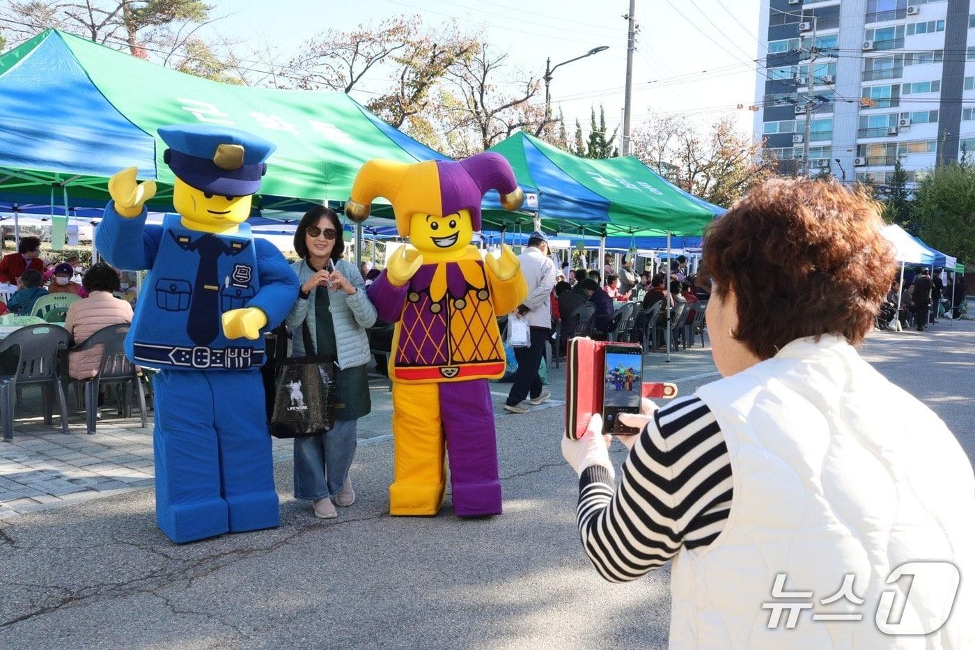 본문 이미지 - 레고랜드가 23일 춘천 근화동 행정복지센터 내 붓돌공원에서 열린 '2026년 근화동 어르신 효 한마당 잔치'에 참여했다.(레고랜드 제공. 재판매 및 DB 금지)