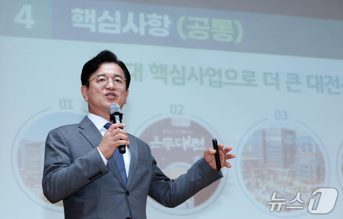 본문 이미지 - 허태정 대전시장이 23일 대전 동구청에서 열린 자치구 상생공감투어에서 민선 9기 시정 브리핑을 하고 있다. 2026.10.23 ⓒ 뉴스1 김기태 기자