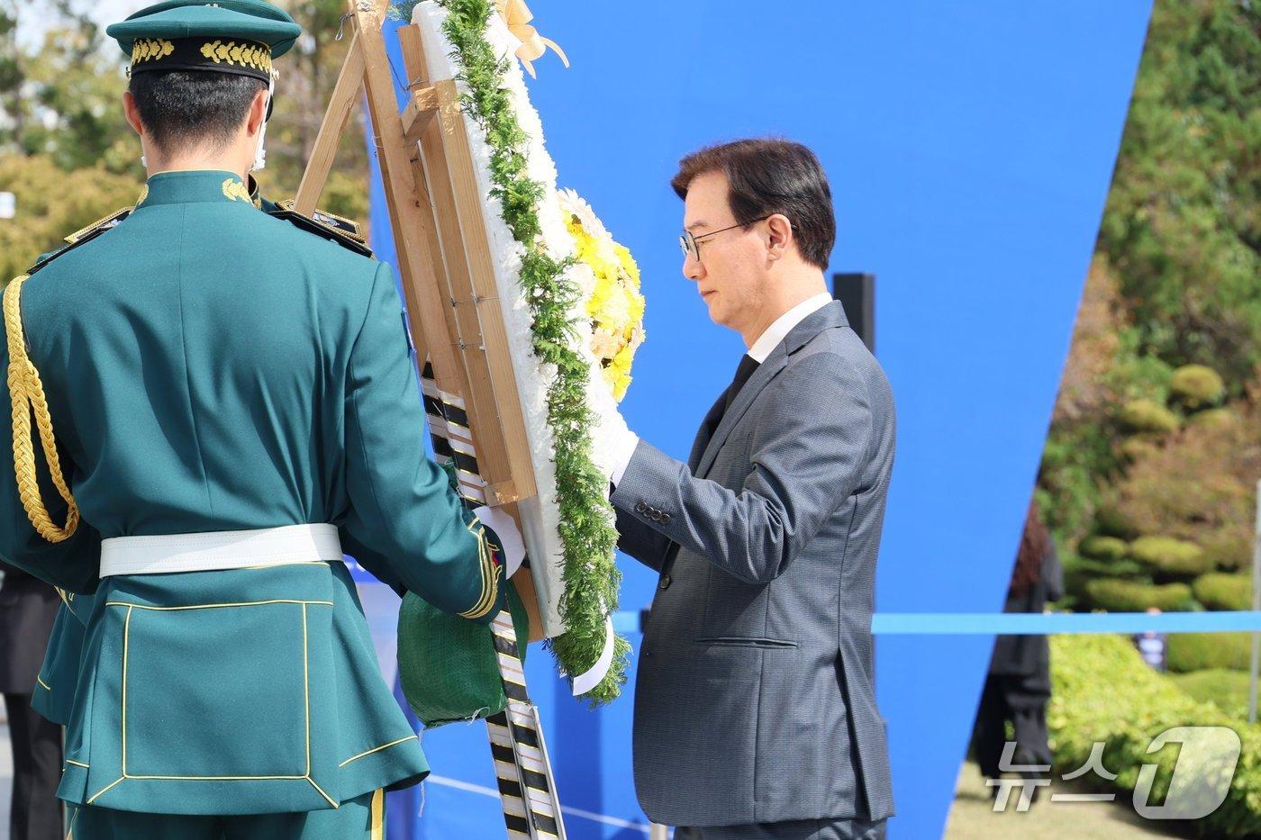 본문 이미지 - 23일 부산 남구 유엔기념공원에서 열린 제81주년 유엔의 날 기념식에서 전재수 부산시장이 유엔군 전몰장병들을 추모하며 헌화하고 있다. (부산시 제공. 재판매 및 DB금지)