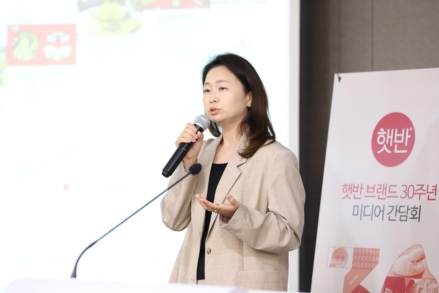 본문 이미지 - 김숙진 CJ제일제당 식품마케팅실장 겸 한국사업본부장(부사장)이 30주년을 맞은 햇반의 성과와 향후 방향에 대해 말하고 있다.(CJ제일제당 제공)