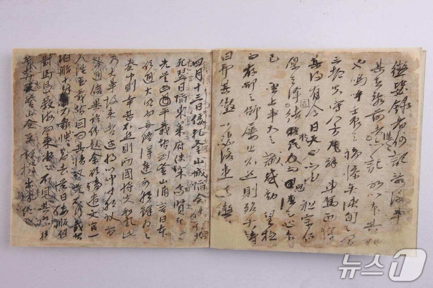 본문 이미지 - 한국국학진흥원이 유교문화박물관에서 오는 27일부터 11월 1일까지유교문화박물관에서 국보 '징비록'을 공개한다.한국국학진흥원에 소장된 징비록.(한국진흥원 제공. 재판매 및 DB 금지)/뉴스1