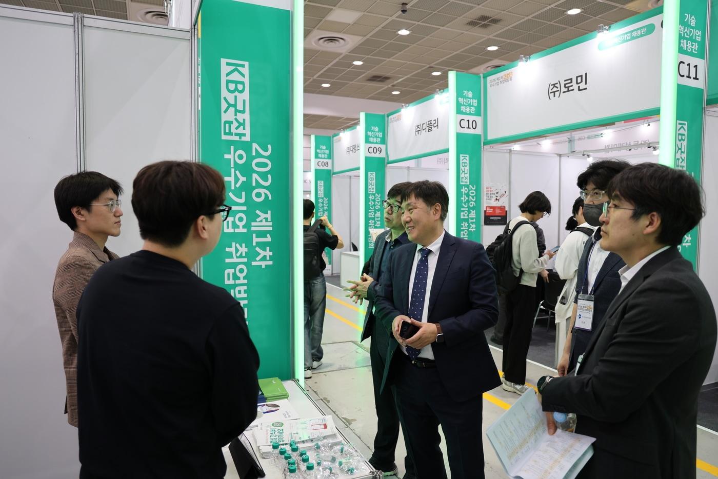본문 이미지 - 중소기업기술정보진흥원이 오는 26일 부산 벡스코에서 열리는 '2026 KB굿잡 부산 잡(JOB) 페스티벌'에 참여해 기술혁신기업 25개사의 채용을 지원한다. (중소기업기술정보진흥원 제공)