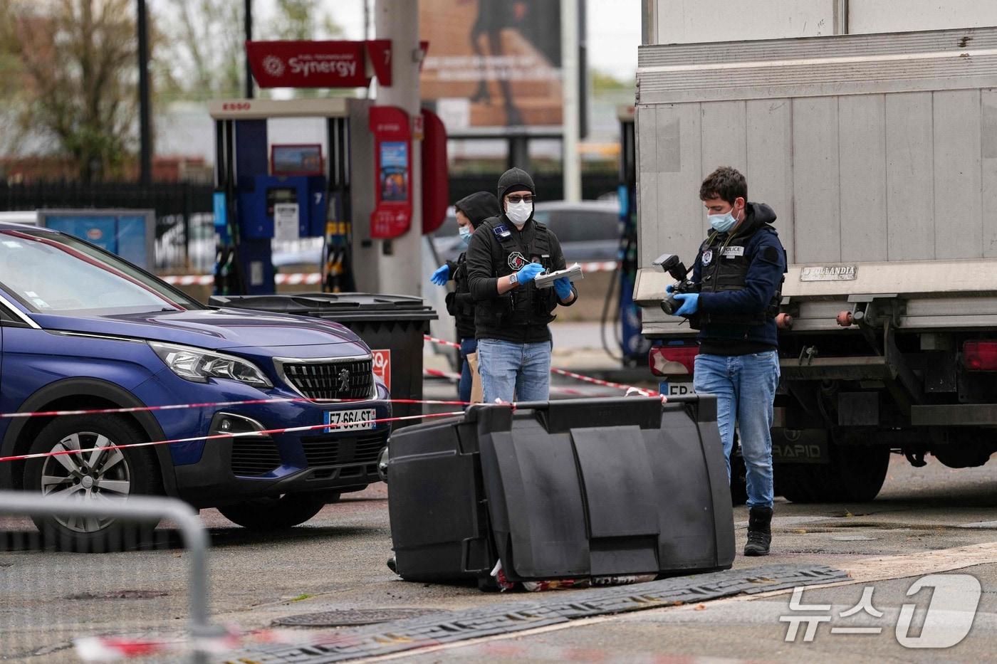 본문 이미지 - 파리 외곽 트라프의 총격 사건 현장. 2026.10.23 ⓒ AFP=뉴스1