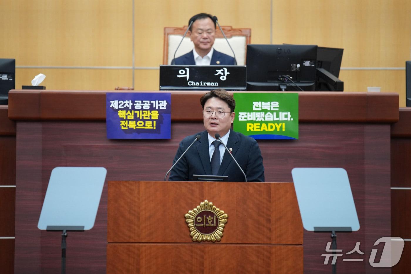 본문 이미지 - 장승필 전북도의원이 임시회에서 건의안을 발의하고 있다.(의회 제공, 재판매 및 DB 금지)2026.10.24/뉴스1