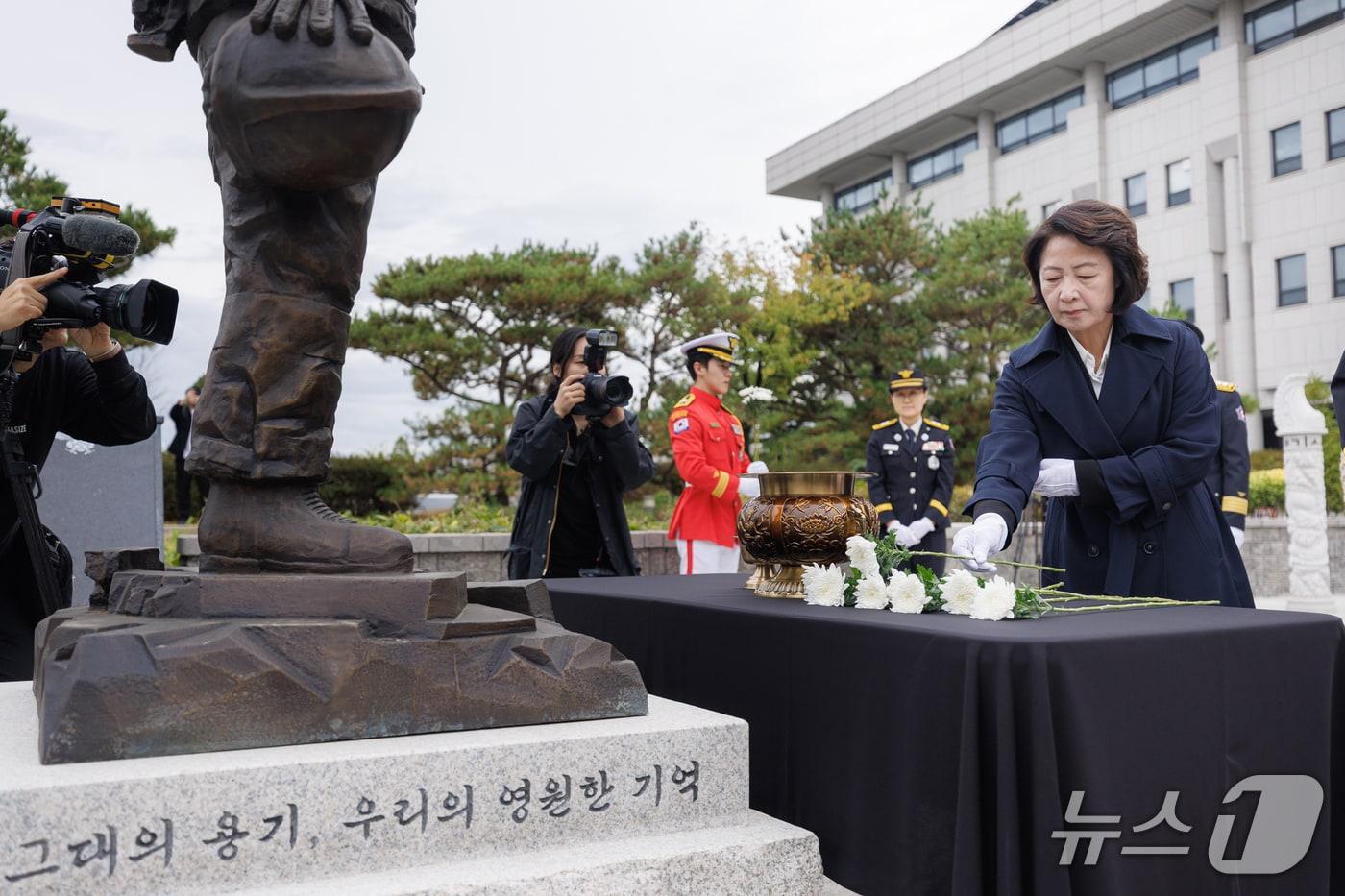 본문 이미지 - 24일 오전 경기도소방재난본부 해태공원에서 추미애 경기도지사가 헌화를 하고 있다.(경기도 제공. 재판매 및 DB 금지)