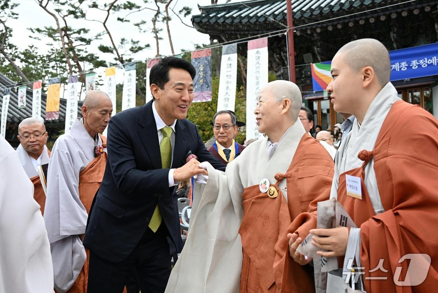 본문 이미지 - 오세훈 서울시장이 24일(토) 은평구 진관사에서 열린 ‘진관사 국행수륙재’에 참석해 스님들과 인사를 나누고 있다.