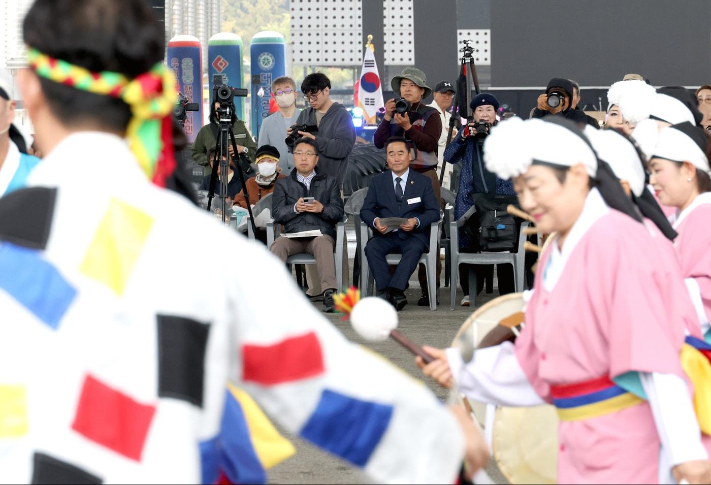 본문 이미지 - 조성칭 대전시의회 의장(가운데)이 전통 민속놀이를 관람하고 있다.(시의회 제공. 재판매 및 DB 금지)/뉴스1