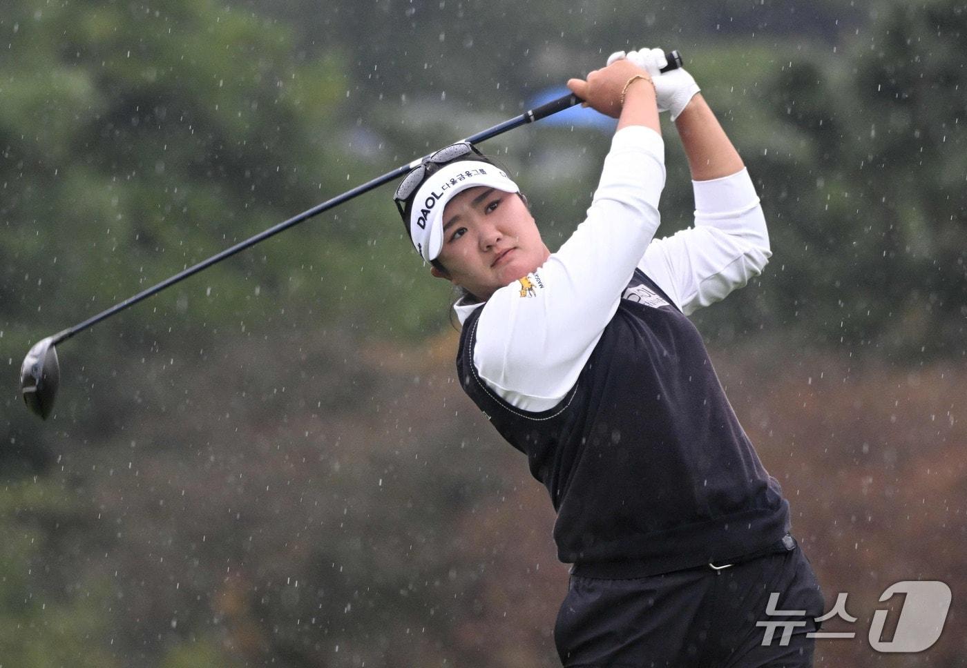 본문 이미지 - 유해란은 24일 열린 LPGA 투어 BMW 레이디스 챔피언십 3라운드에서 4타를 줄이며 단독 선두를 유지했다. ⓒ AFP=뉴스1