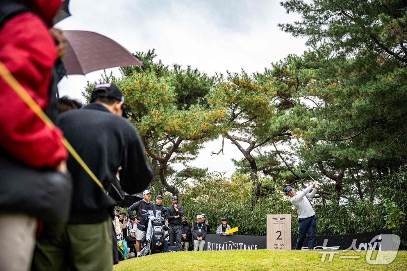 본문 이미지 - 24일 열린 제네시스 챔피언십 3라운드에서 티샷 치는 김시우. ⓒ AFP=뉴스1