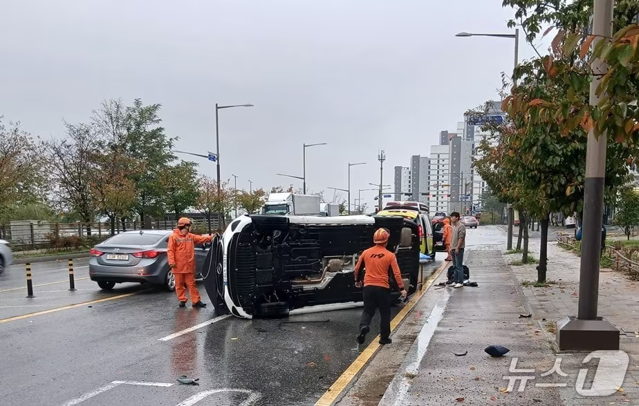 본문 이미지 - 전북소방본부 직원들이 24일 전주에서 가로수를 충돌해 전복된 차량에서 구조활동을 벌이고 있다.(전북소방본부 제공. 재배포 및 DB금지)