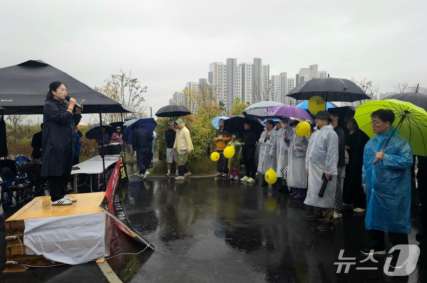 본문 이미지 - 24일 부산 강서구 에코델타 4호 근린공원에서 열린 '생곡소각장 건립계획 백지화 및 명지소각장 폐쇄 촉구 강서구민 총궐기대회'에서 주민 대표로 나선 곽낭희 씨가 생곡소각장 건립 반대 입장을 밝히고 있다.2026.10.24 ⓒ 뉴스1 이주현 기자