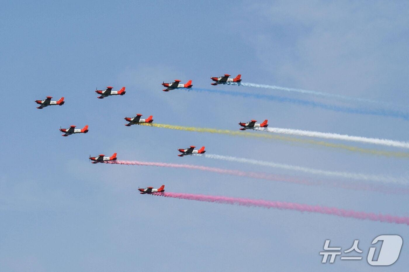 본문 이미지 - 필리핀 공군이 운용하는 SF-260 훈련기. <자료사진> 2022.6.12 ⓒ AFP=뉴스1