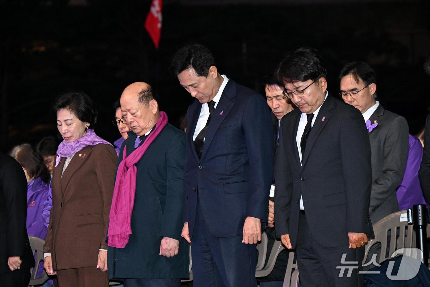 본문 이미지 - 오세훈 서울시장이 24일(토) 오후 서울광장에서 열린 ‘10.29 이태원 참사 4주기 시민추모대회’에서 묵념하고 있다.