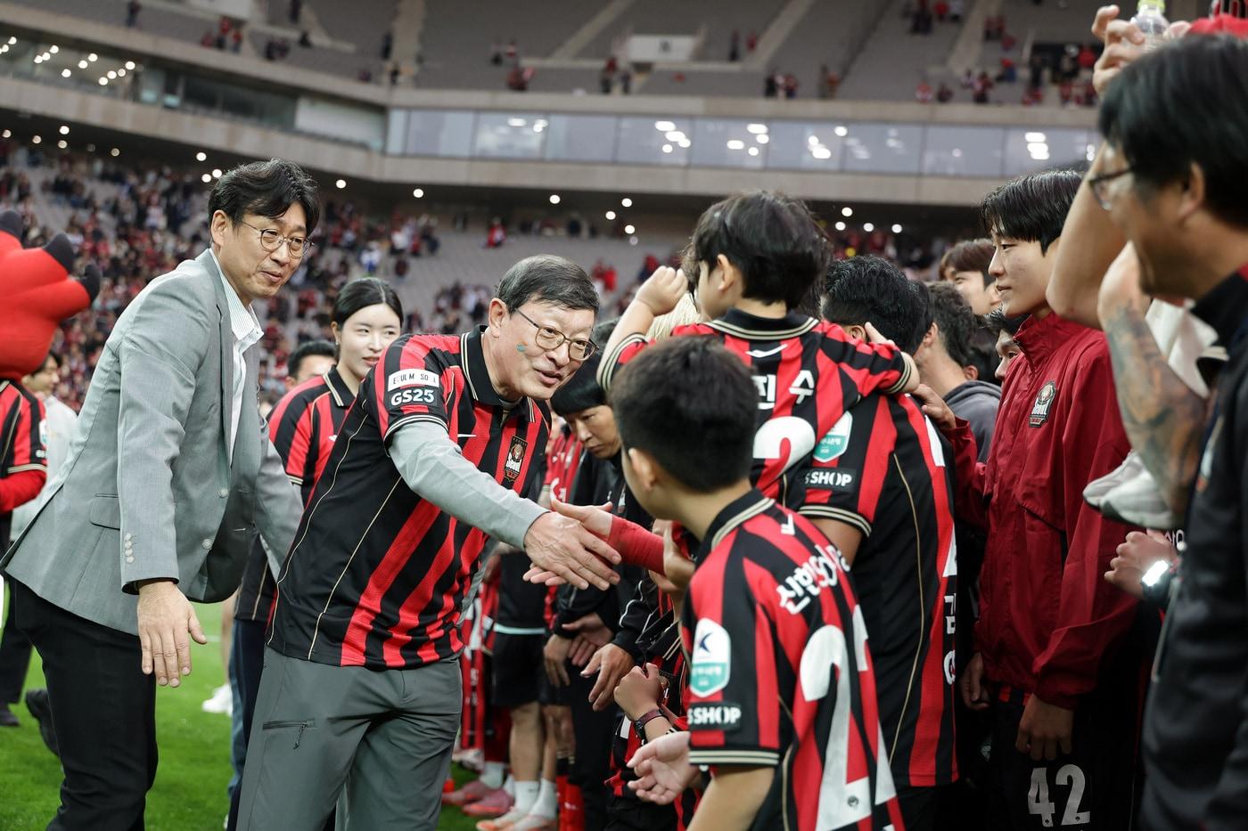 본문 이미지 - 허태수 GS그룹 회장이 FC서울 선수단에 박수를 보냈다.(FC서울 제공. 재판매 및 DB금지)
