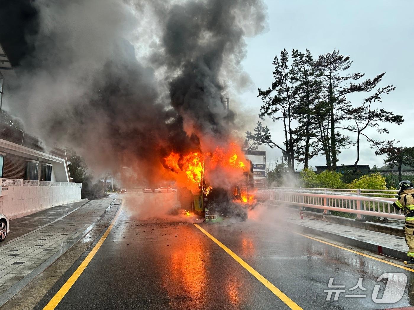 본문 이미지 - 25일 오전 8시 23분쯤 전남광주 남구 임암동에서 주행 중인 마을버스에서 화재가 발생했다. (전남광주통합소방본부 제공. 재판매 및 DB금지)