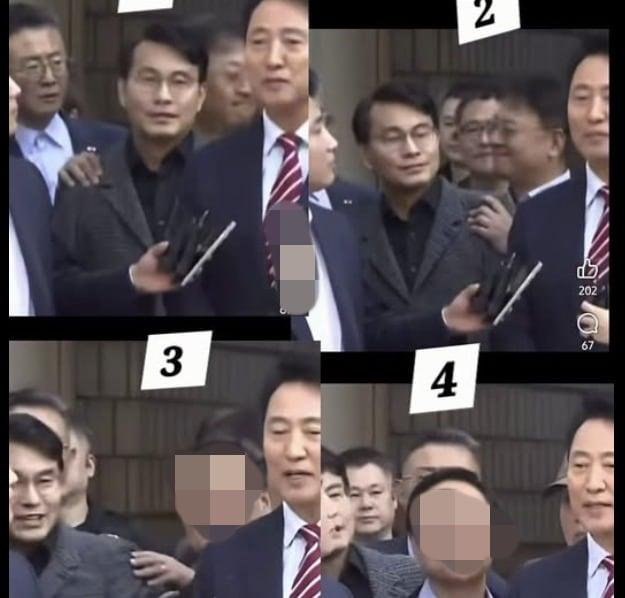 본문 이미지 -  지난 23일 오후 오세훈 서울시장이 정치자금법 항소심에서 무죄를 선고받은 뒤 소감을 밝히는 인터뷰 때 뒷줄에서 자리싸움하는 듯한 장면이 연출됐다. 이에 장진영 국민의힘 서울동작갑 당협위원장(사진 2번 오 시장 바로 왼쪽)은 완력으로 밀고 들어온 분(모자이크 처리)으로 인해 밀려나는 장면이었다며 오해하지 말아 달라고 했다. (SNS 갈무리. 재판매 및 DB 금지) ⓒ 뉴스1