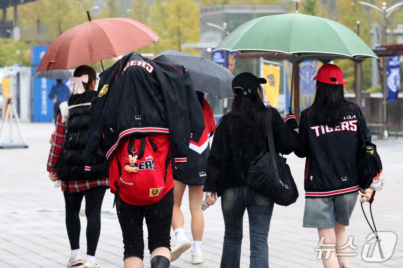 본문 이미지 - 25일 오전 비가 내리는 대구 삼성라이온즈파크 주변에서 우산을 쓴 야구팬들이 경기장 주변을 서성이고 있다. 2026.10.25 ⓒ 뉴스1 공정식 기자