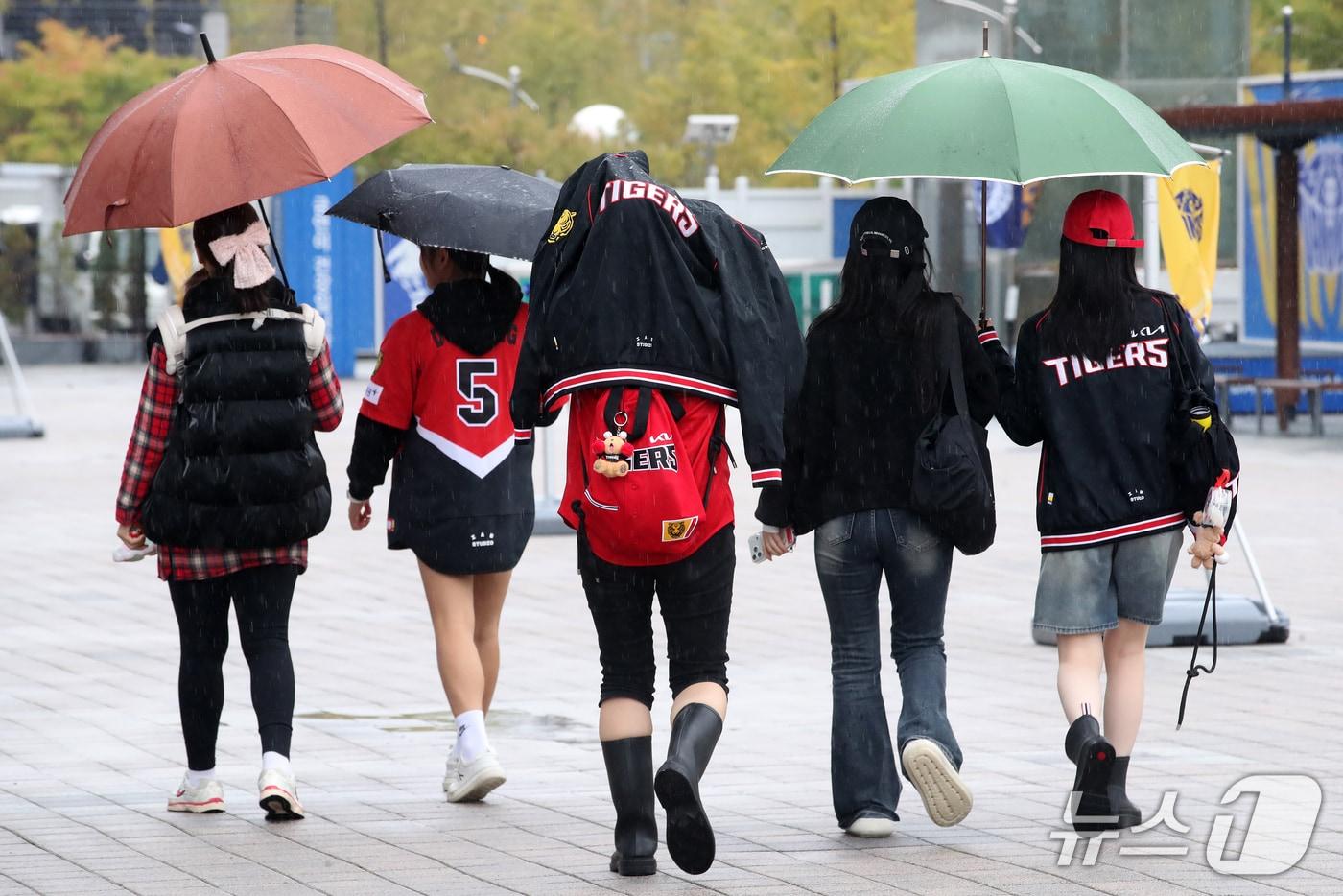 본문 이미지 - 25일 오전 비가 내리는 대구 삼성라이온즈파크 주변에서 우산을 쓴 야구팬들이 경기장 주변을 서성이고 있다. 이날 오후 2시 프로야구 2026 신한 SOL KBO 포스트시즌 '플레이오프 1차전' KIA 타이거즈와 삼성 라이온즈의 경기가 예정돼 있다. 2026.10.25 ⓒ 뉴스1 공정식 기자