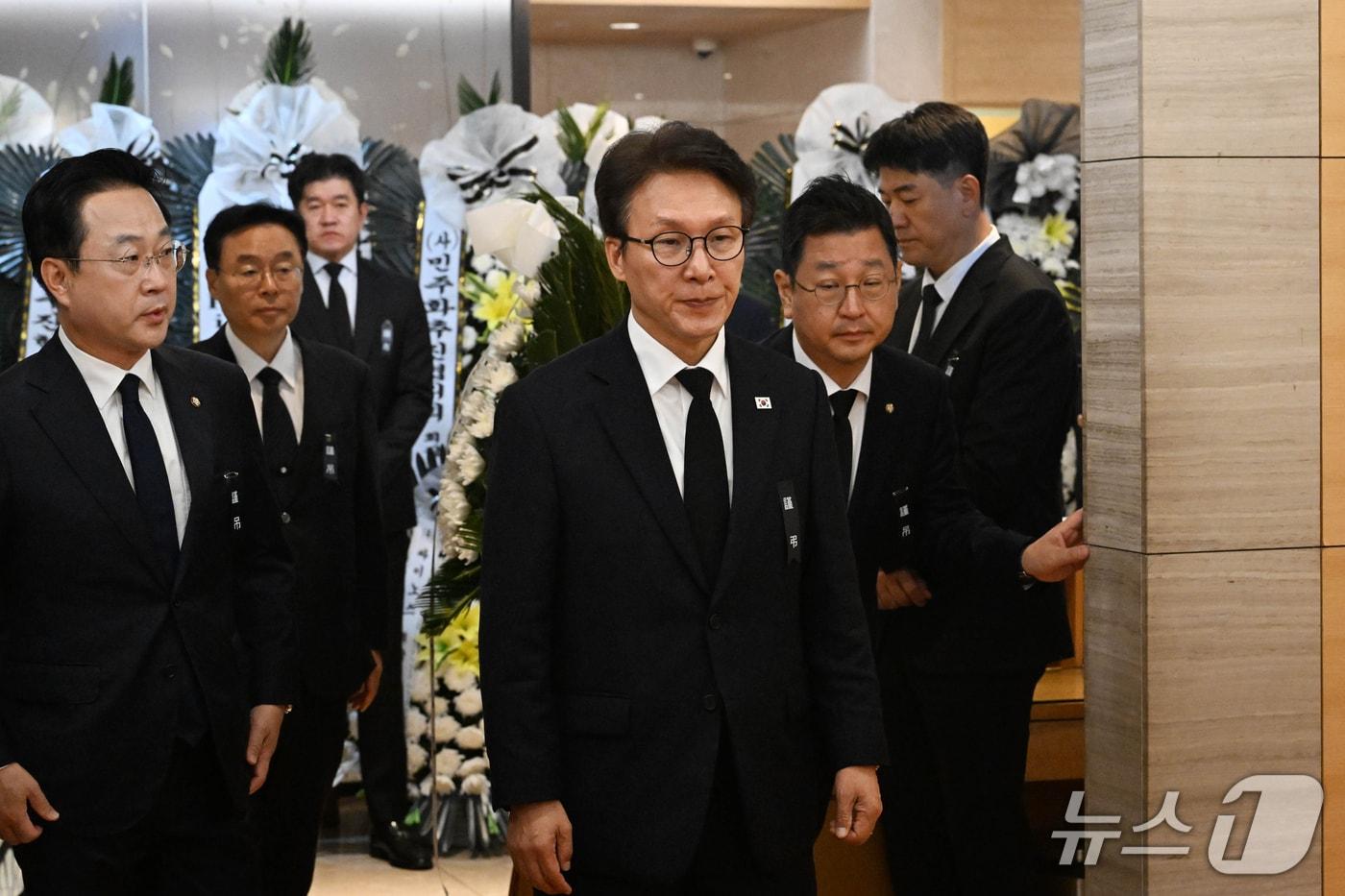 본문 이미지 - 김민석 더불어민주당 대표가 25일 오전 서울시 강남구 양재대로 삼성서울병원 장례식장에 마련된 김영삼 전 대통령 최측근이자 상도동계 핵심 인사인 최형우 전 내무부 장관 빈소로 들어서고 있다. (공동취재) 2026.10.25 ⓒ 뉴스1 박정호 기자