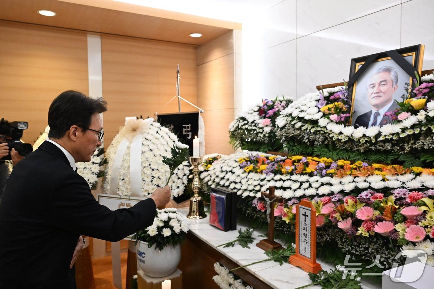 본문 이미지 - 김민석 더불어민주당 대표가 25일 오전 서울시 강남구 양재대로 삼성서울병원 장례식장에 마련된 김영삼 전 대통령 최측근이자 상도동계 핵심 인사인 최형우 전 내무부 장관 빈소를 찾아 헌화하고 있다. (공동취재) 2026.10.25 ⓒ 뉴스1 박정호 기자