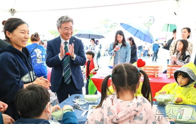 본문 이미지 - 지난 24일 열린 '2026년 전북학무모 한마당'에서 천호성 전북교육감이 학무모, 학생들과 함께 체험행사를 즐기고 있다.(전북교육청 제공, 재판매 및 DB 금지)/
