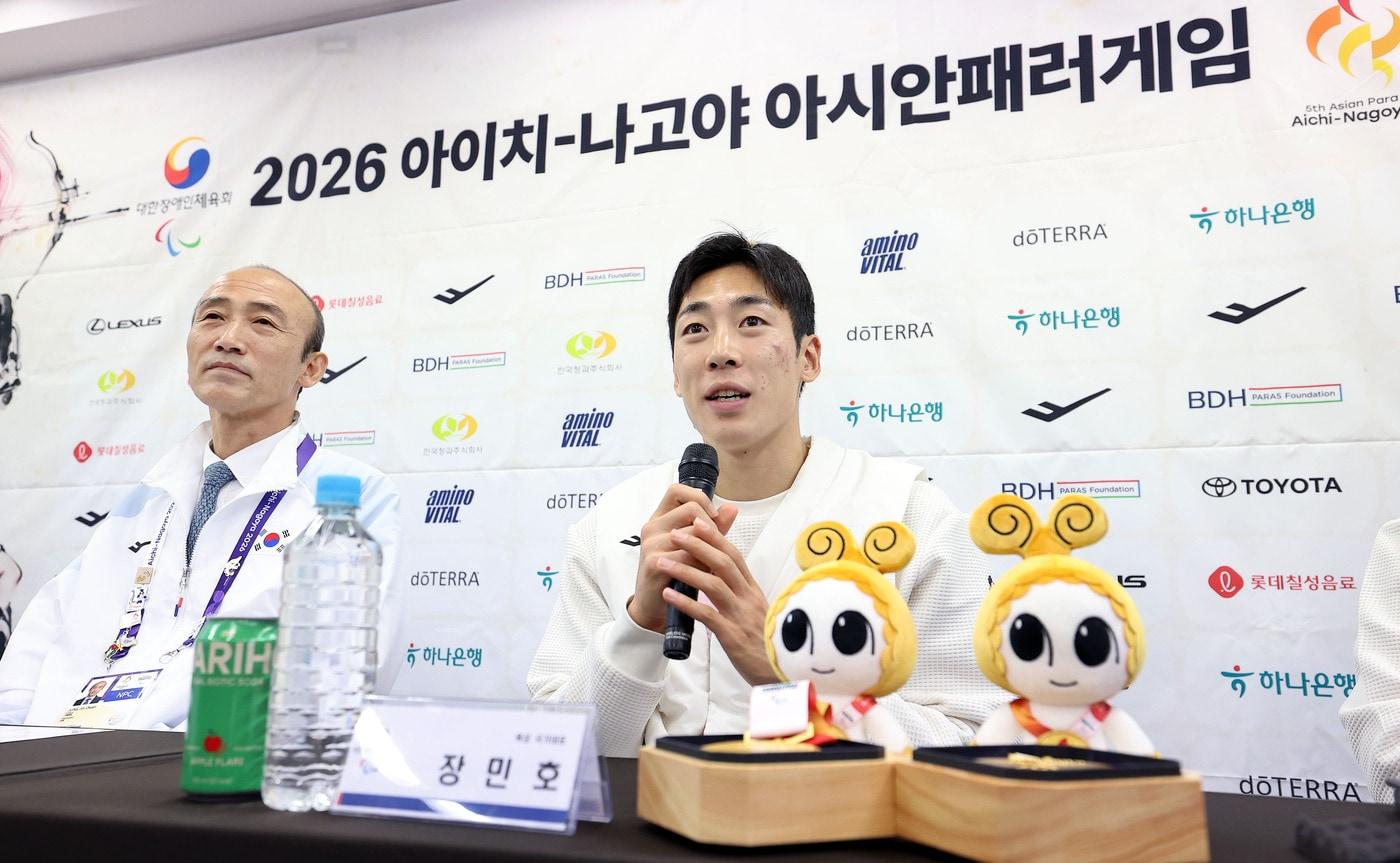 본문 이미지 - 정진완 대한장애인체육회장(왼쪽)과 2026 아이치·나고야 아시안패러게임 육상 2관왕 장민호. (대한장애인체육회 제공. DB 및 재배포 금지)