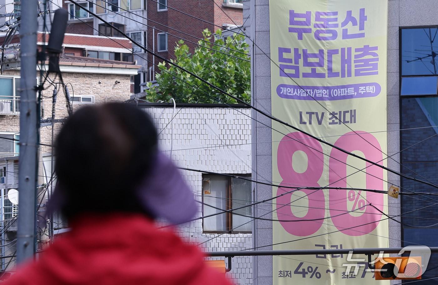 본문 이미지 - 한국은행의 추가 기준금리 인상 가능성에 주택담보대출의 금리 상단이 연 7%에 근접한 25일 서울 시내 한 금융권 영업점에 주택담보대출 관련 현수막이 붙어 있다. 금융권에 따르면 KB국민·신한·하나·우리·NH농협 등 5대 은행의 고정형(5년) 주담대 금리는 지난 22일 기준 연 4.63~6.66%, 변동형(6개월)은 연 4.41~6.51% 수준으로, 금리 상단이 모두 연 7%에 근접했다. 2026.10.25 ⓒ 뉴스1 김성진 기자