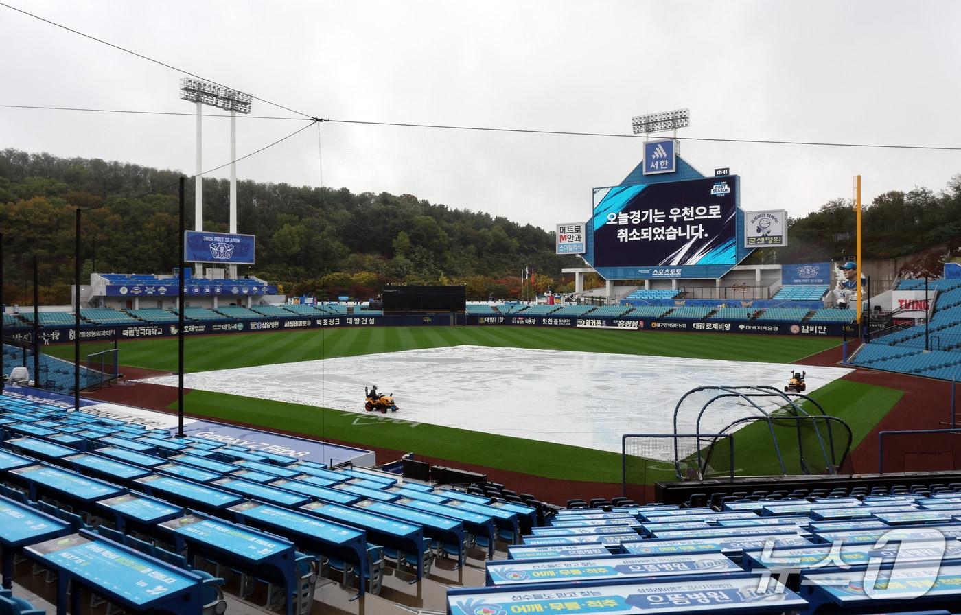 본문 이미지 - 25일 대구 삼성라이온즈파크 전광판에 프로야구 2026 신한 SOL KBO 포스트시즌 플레이오프 1차전 KIA 타이거즈와 삼성 라이온즈의 경기 우천 취소 안내문이 송출되고 있다. ⓒ 뉴스1 김진환 기자