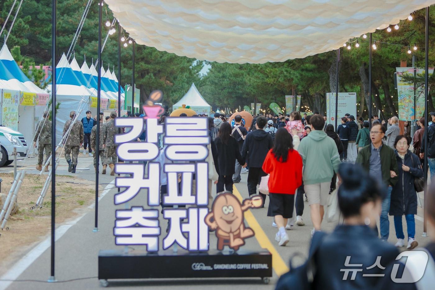 본문 이미지 - 제18회 강릉커피축제 현장.(강릉시 제공. 재판매 및 DB 금지)2026.10.25/뉴스1