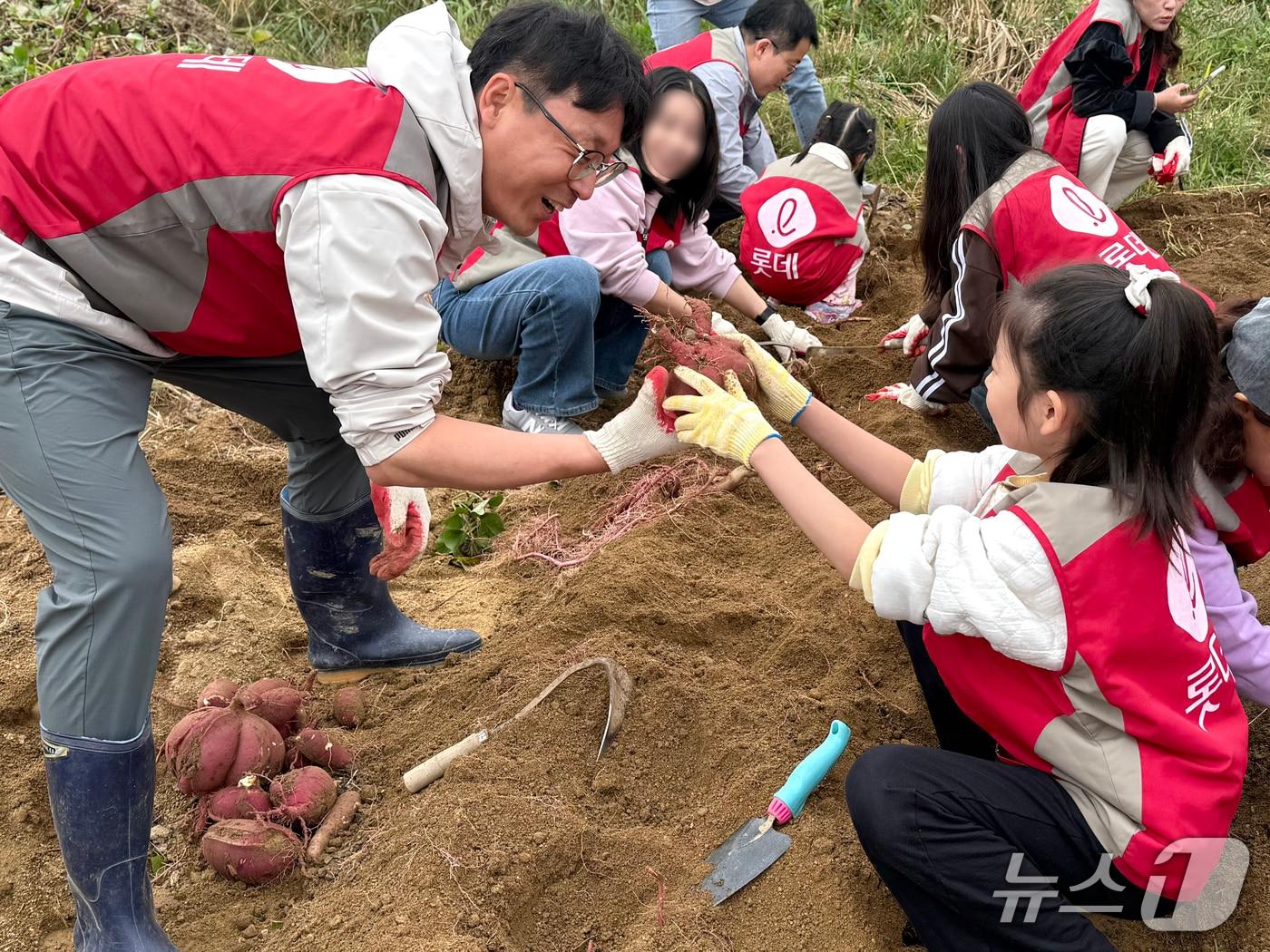 본문 이미지 -  롯데건설, 임직원 가족들과 텃밭 봉사활동 진행 (롯데건설 제공)