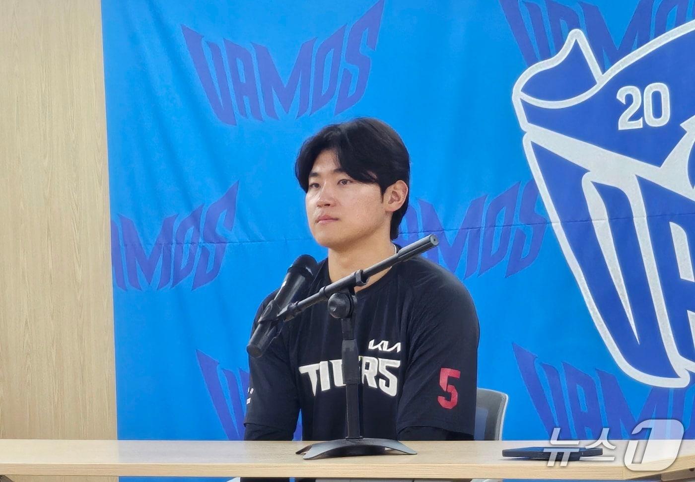 본문 이미지 - KIA 타이거즈 김도영이 25일 대구 삼성 라이온즈파크에서 취재진과 인터뷰하고 있다. ⓒ News1 권혁준 기자