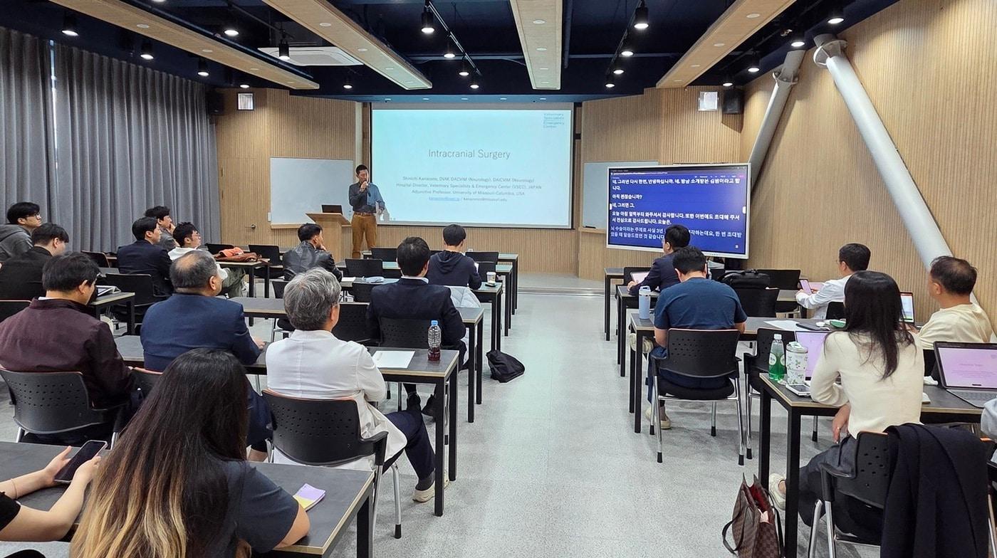 본문 이미지 - 로얄동물메디컬그룹 25주년 특별 세미나에 초청된 가나조노 신이치 일본 동물의종합병원 원장이 강의하고 있다. ⓒ 뉴스1