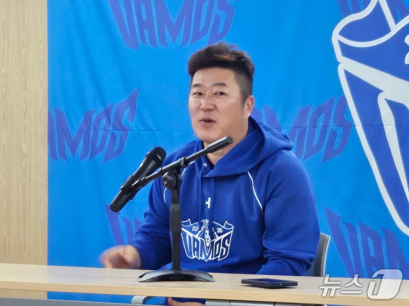 본문 이미지 - 삼성 라이온즈 최형우가 25일 대구 삼성 라이온즈파크에서 취재진과 인터뷰하고 있다. ⓒ News1 권혁준 기자