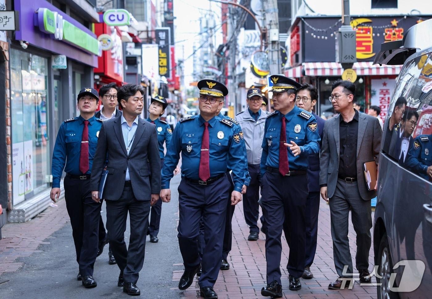 본문 이미지 - 대구경찰청 동성로 클럽골목 현장 점검. (대구경찰청 제공. 재판매 및 DB 금지)/뉴스1