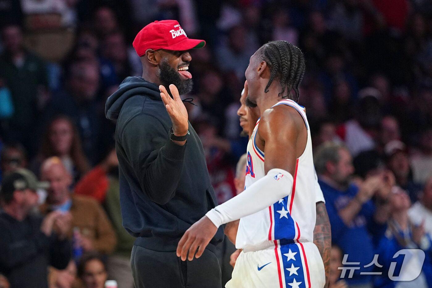 본문 이미지 - 필라델피아 세븐티식서스가 25일(한국시간) 열린 2026-27 NBA 홈경기에서 밀워키 벅스에 127-116으로 승리했다. 르브론 제임스(왼쪽)와 타이리스 맥시가 하이파이브를 하고 있다. ⓒ AFP=뉴스1
