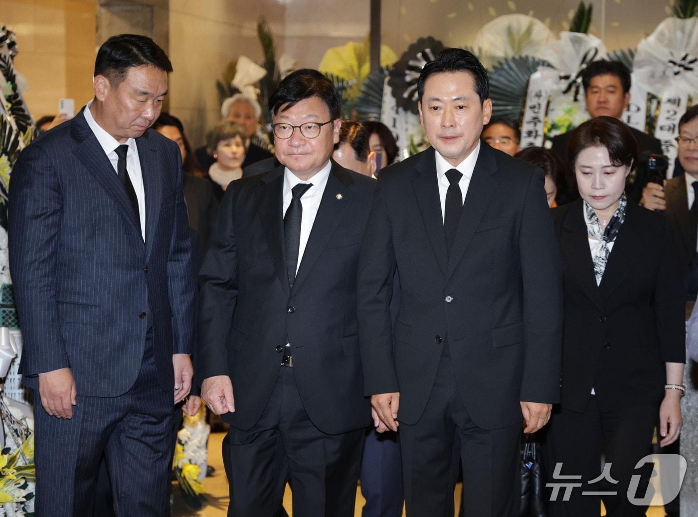 본문 이미지 - 국민의힘 장동혁 대표와 정점식 원내대표가 25일 서울 강남구 삼성서울병원 장례식장에 마련된 최형우 전 내무부 장관의 빈소에 조문을 하고 있다. (공동취재) 2026.10.25 ⓒ 뉴스1 박정호 기자