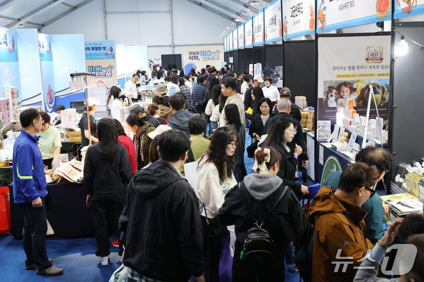 본문 이미지 - '발효, K-FOOD의 미래'를 슬로건으로 지난 22일부터 전주월드컵경기장 일원에서 개최되고 있는 '제24회 전주국제발효식품엑스포(IFF 2026)'가 성황리를 이루고 있다.(전북바이오융합산업진흥원 제공. 재판매 및 DB 금지)2026.10.25/뉴스1