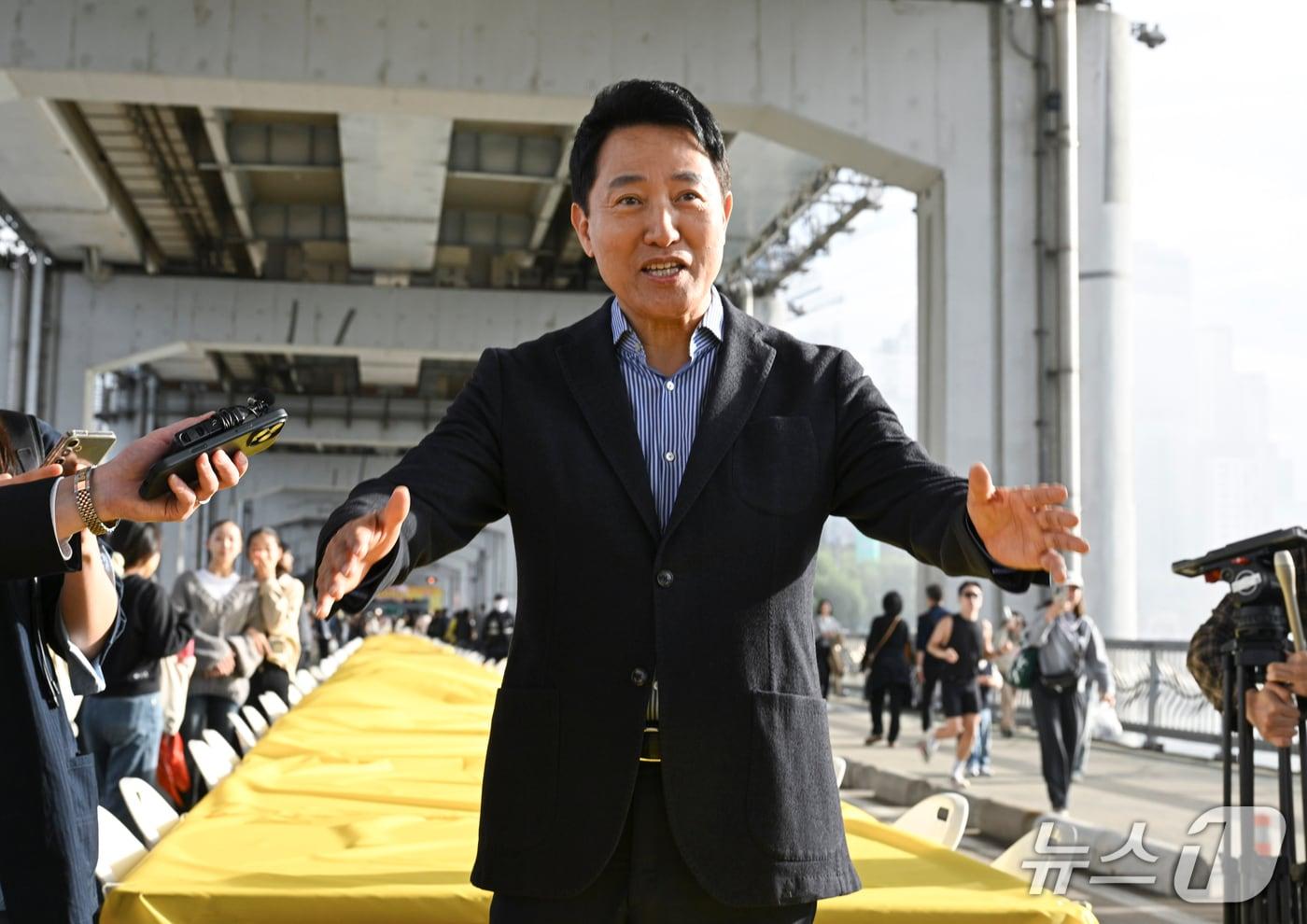 본문 이미지 - 오세훈 서울시장이 25일 오후 보행전용교 전환 공사를 하루 앞둔 서울 잠수교를 살펴보고 있다. (공동취재) 2026.10.25 ⓒ 뉴스1 김성진 기자