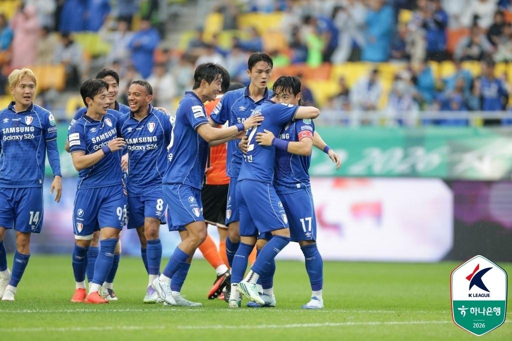 본문 이미지 - K리그2 조기 우승을 눈앞에 둔 수원 삼성. (한국프로축구연맹 제공. 재판매 및 DB 금지)