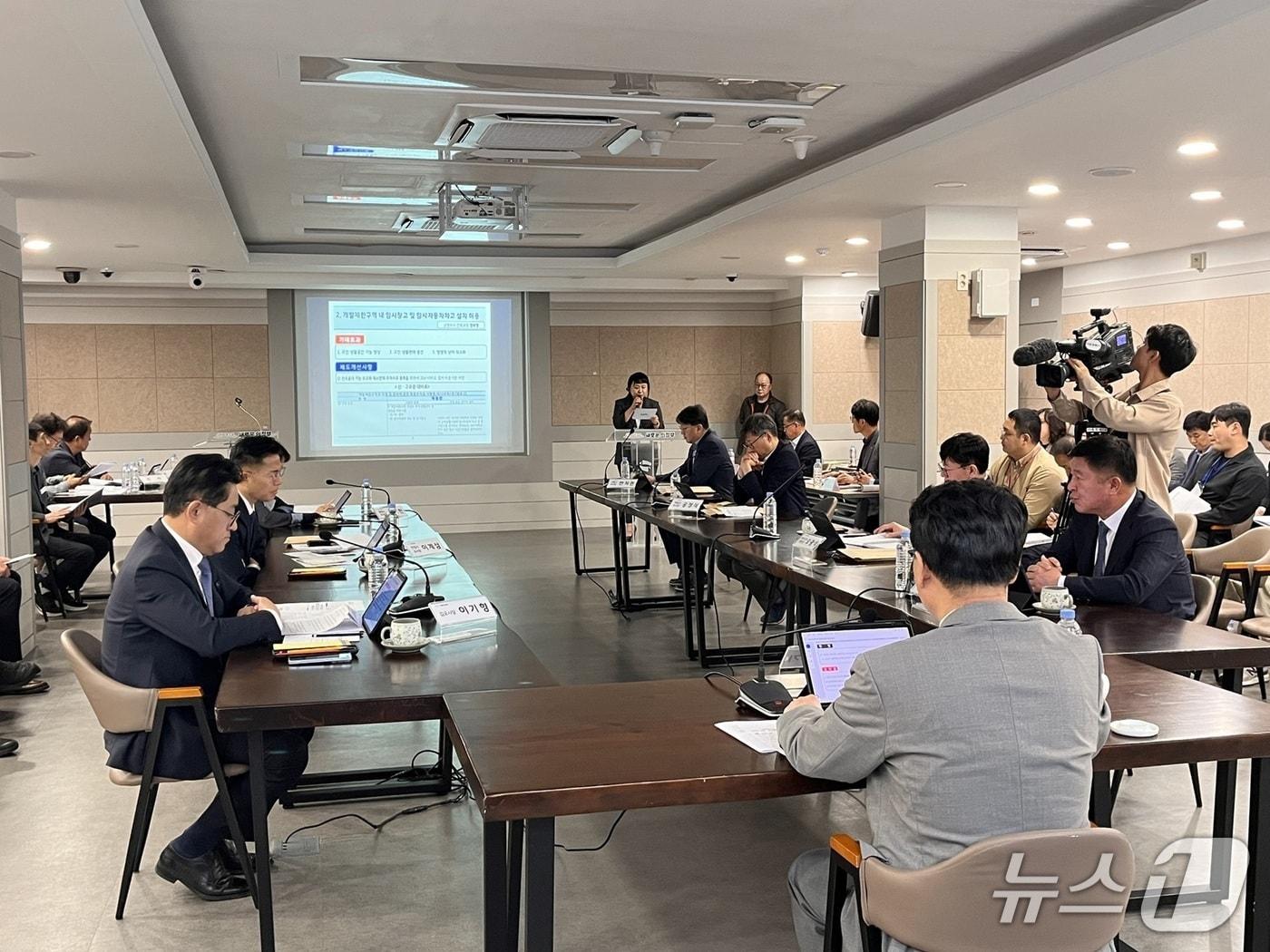 본문 이미지 - '개발제한구역 정책발전 경기도 시장·군수협의회'에서 참석자들이 규제 개선안을 논의하는 모습 (남양주시 제공)