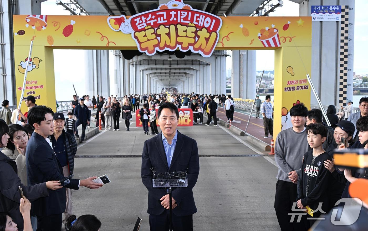 본문 이미지 - 오세훈 서울시장이 25일 잠수교를 찾아 한강 보행전용교 전환을 위한 공사 준비 상황을 점검하고 시민들과 소통하고 있다.